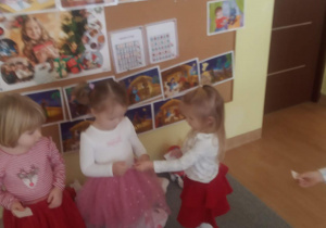 Dziewczynki składają sobie życzenia.