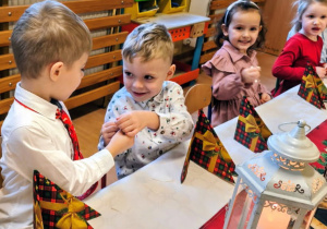 Jabłuszka przy świątecznym stole.