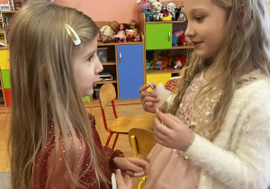 Dziewczynki łamią się opłatkiem.