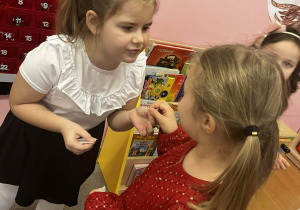 Dziewczynki składaja sobie życzenia.