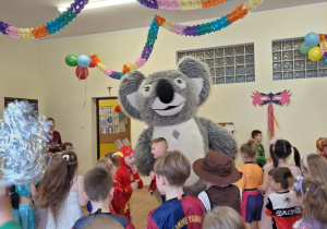 Wspólna zabawa z misiem.