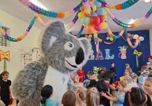 Wspólna zabawa z misiem.