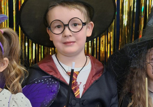Chłopiec w stroju Harrego Pottera