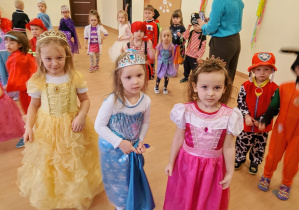 Dzieci tańczą na balu.