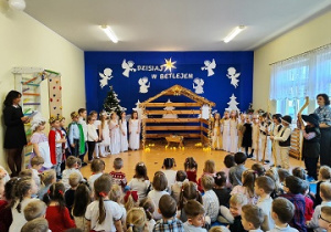 Zdjęcie społeczności przedszkolnej podczas występu.