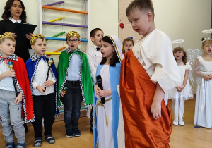 Dzieci podczas występu przebrani w stroje.