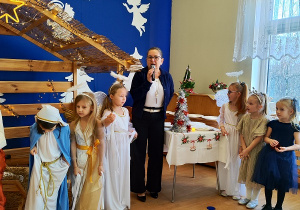 Pani dyrektor składa życzenia świąteczne.