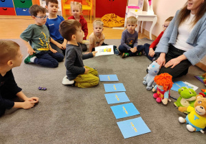 Mały chłopiec trzyma obrazek.