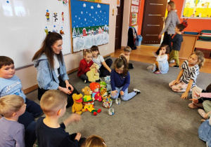 Mała dziewczynka bawi się drewnianymi koralikami.