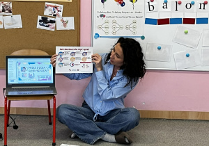 Kobieta pokazuje instrukcję mycia rąk.