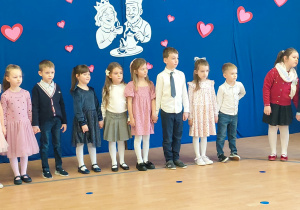 Przedszkolaki stoją na scenie.