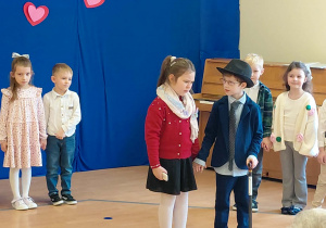 Dzieci przebranie za Babcię i Dziadka występują na scenie.