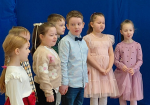 Przedszkolaki recytują wiersz.