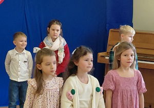 Dziewczynki recytują wiersz.