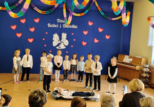 Dzieci podczas wystepu .