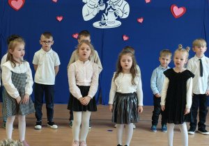 Dzieci śpiewają piosenkę.