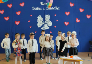 Dzieci przebrane podczas przedstawienia.