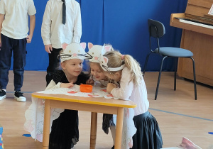 Dzieci przebrane za kotki.