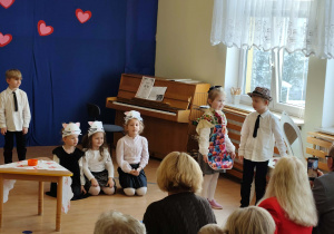 Dzieci podczas przedstawienia.