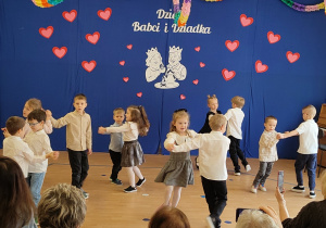 Dzieci tańczą tango.