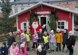 Dzieci przed chatką św. Mikołaja.