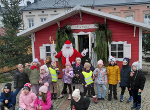 Dzieci w chatce Mikołaja
