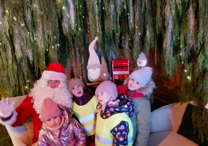 Dzieci ze świętym Mikołajem.