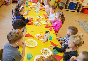 Poczęstunek w grupie z okazji Dnia Kobiet.