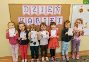 Dziewczynki trzymają dyplomy.