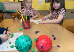 Dzieci robią kartę pracy na tle wirusów ze styropianu.