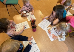 Dzieci robią kartę pracy.