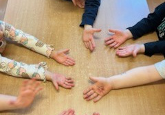 Dzieci pokazują ręce z brokatem.