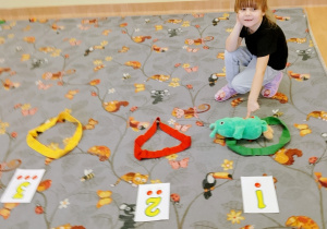 Dziecko przy zbiorach elementów.