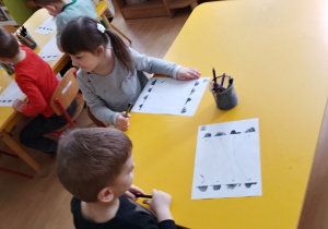 Dzieci robią kartę pracy.