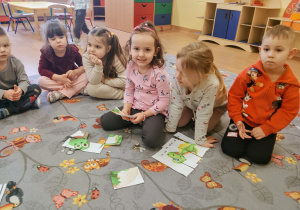 Dzieci układają obrazki z części.