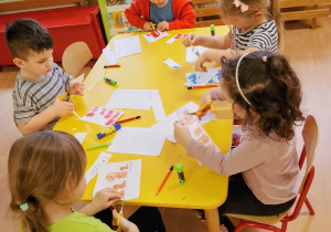 Dzieci wykonują kartę pracy.